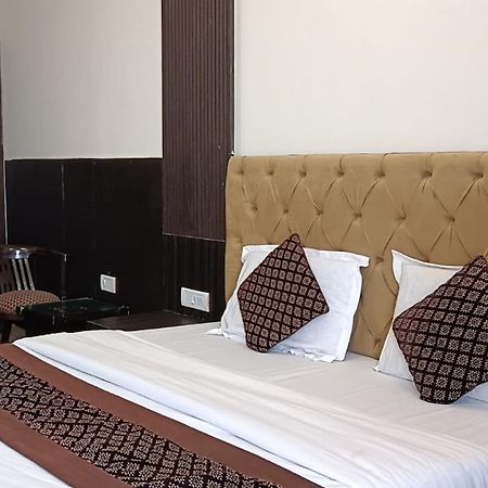 Hotel Shree Kanta Ґурґаон Екстер'єр фото