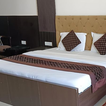 Hotel Shree Kanta Ґурґаон Екстер'єр фото