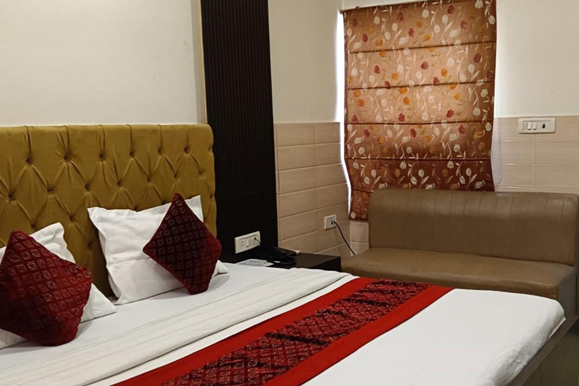 Hotel Shree Kanta Ґурґаон Екстер'єр фото