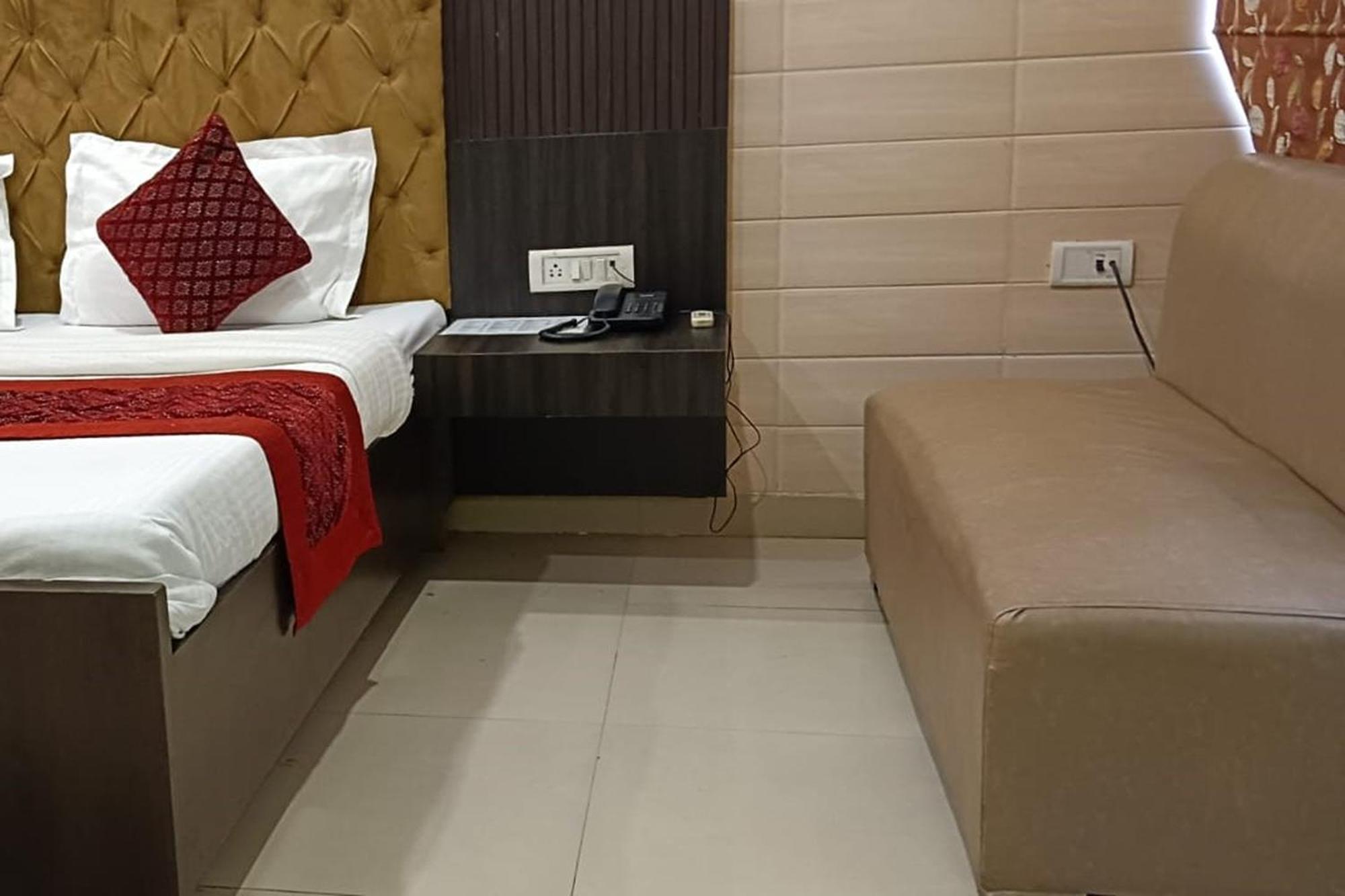 Hotel Shree Kanta Ґурґаон Екстер'єр фото