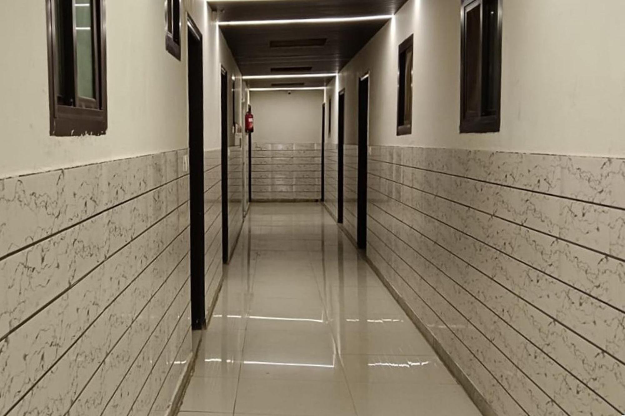 Hotel Shree Kanta Ґурґаон Екстер'єр фото